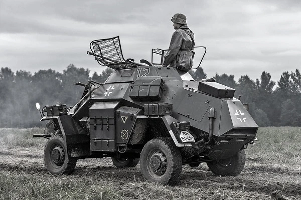 SDKFZ 222 COCHE AMORADO